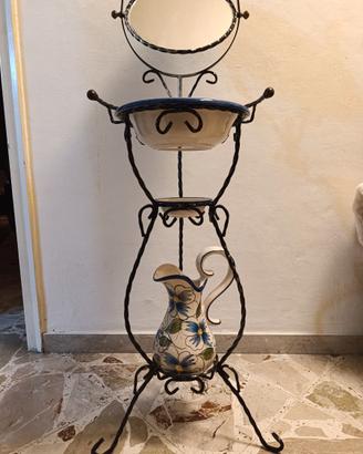 Lavabo per camera da letto in ferro battuto.