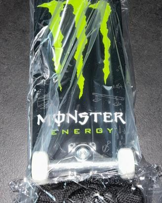 Skateboard Monster con ginocchiere e gomitiere