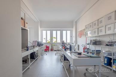 Fronte porto: rifinito ufficio in via f:crispi