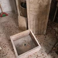 lavandino in pietra con mensole 