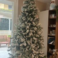 Albero di natale innevato