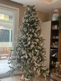 Albero di natale innevato
