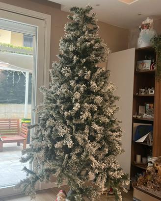 Albero di natale innevato