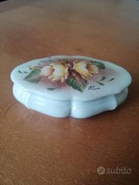 Piccola scatola in porcellana dipinta a mano