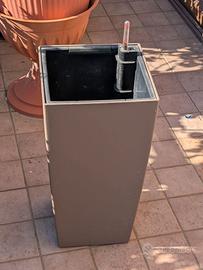 vasi alti con riserva d'acqua e indicatore