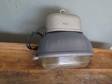 ILLUMINAZIONE INDUSTRIALE RESTAURATA DA MAGAZZINO