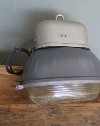 ILLUMINAZIONE INDUSTRIALE RESTAURATA DA MAGAZZINO