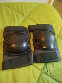 protezioni ginocchiere e para gomiti da moto 