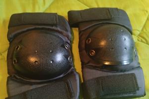 protezioni ginocchiere e para gomiti da moto 