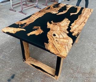 Tavolo artigianale in legno di ulivo e resina.