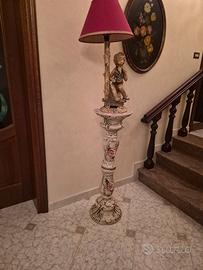 colonna con statua di fanciullo in ceramica 