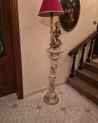 colonna con statua di fanciullo in ceramica 