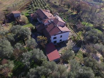 Villa di 560 m² con più di 5 locali a Alvito