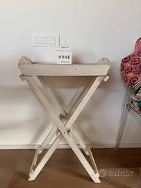 Tavolino con vassoio con cuori stile shabby