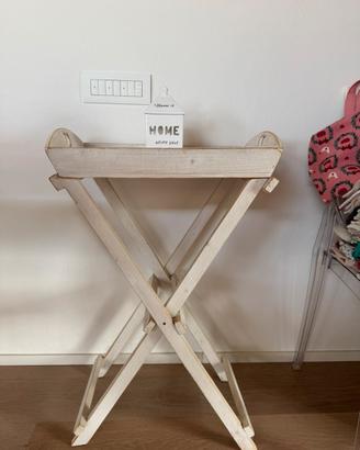 Tavolino con vassoio con cuori stile shabby