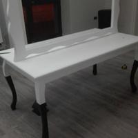 Tavolo con cornice lavorata a mano 