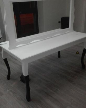 Tavolo con cornice lavorata a mano 