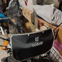 Parabrezza, seggiolino e caschetto bici