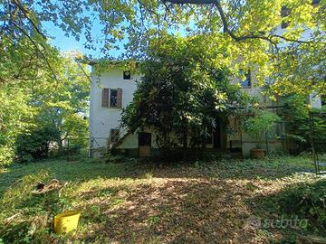 Casa indipendente di 200 m² con più di 5 locali a 
