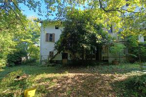 Casa indipendente di 200 m² con più di 5 locali a 