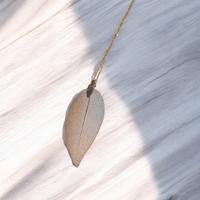 collana con foglia in alluminio 