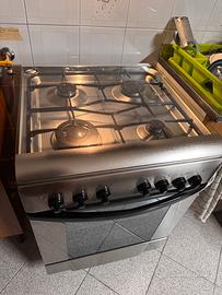 Indesit Cucina a gas con forno elettrico ventilato