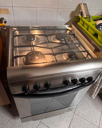 Indesit Cucina a gas con forno elettrico ventilato