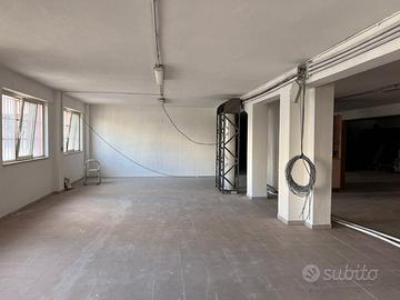 Locale commerciale con magazzino