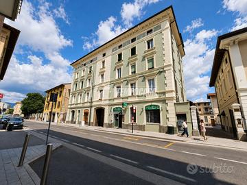 Negozio a reddito in Via Corsica con vetrina su st