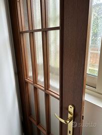 Porta in legno con vetrate