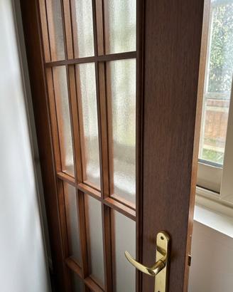 Porta in legno con vetrate