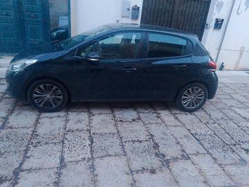 macchina Peugeot 208