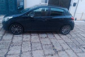 macchina Peugeot 208