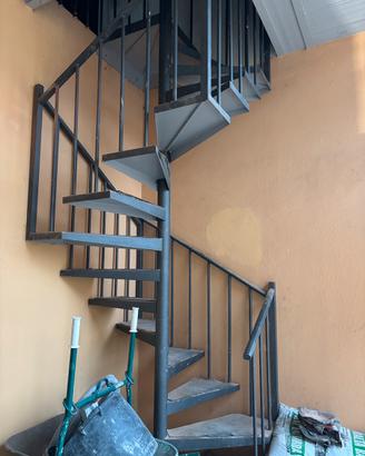 Scala a chiocciola in ferro diametro 140cm.