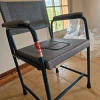 poltroncina comoda con wc per anziani e disabili