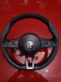 Volante Alfa Romeo Quadrifoglio con carbonio