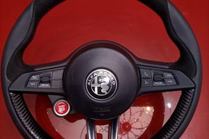 Volante Alfa Romeo Quadrifoglio con carbonio