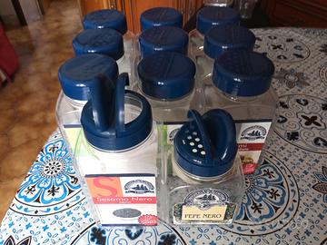 11 Contenitori in Plastica con Coperchio Dosatore