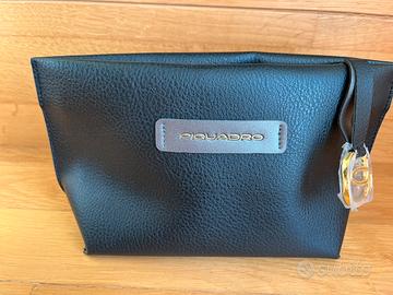 Nuova trousse Piquadro nera in pelle con logo.