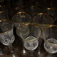 Bicchieri di cristallo con bordo oro