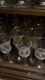 Bicchieri di cristallo con bordo oro