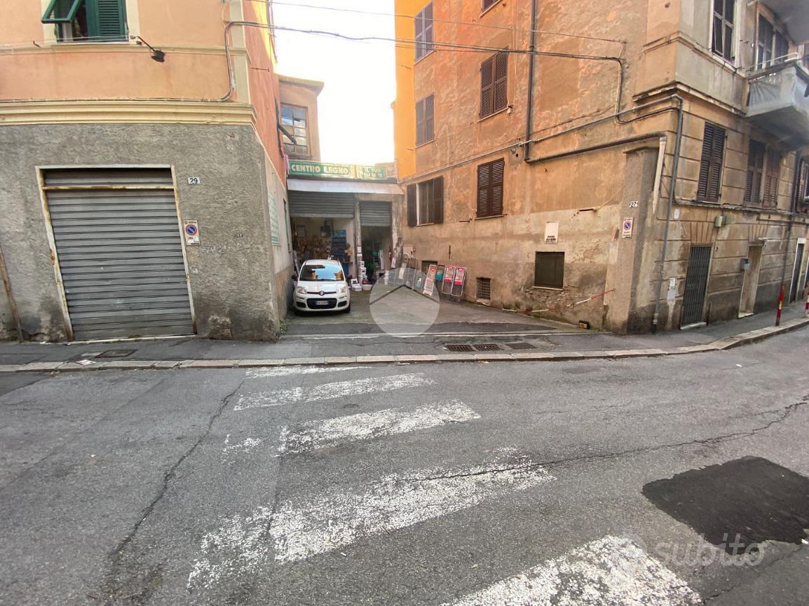 CAPANNONE A GENOVA