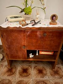 Armadio in legno antico