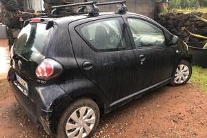Toyota Aygo 5 porte 2012 con doppio treno di gomme