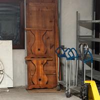 Tavolo in legno massiccio e sedie