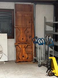 Tavolo in legno massiccio e sedie