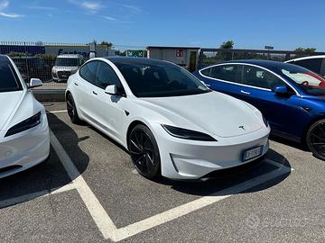 Tesla Model 3 Highland Performance pari al nuovo