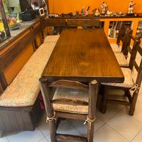 Tavolo, sedie, cassapanca, divano e poltrona