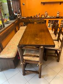 Tavolo, sedie, cassapanca, divano e poltrona