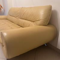 Divano giallo in pelle